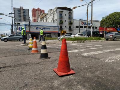 Prefeitura faz bloqueios e ordenamento no bairro da Pedreira
