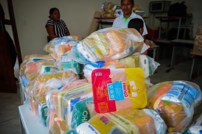 Prefeitura entrega kits merenda escolar para alunos da etnia Warao