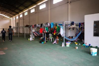 Prefeitura entrega kits merenda escolar para alunos da etnia Warao
