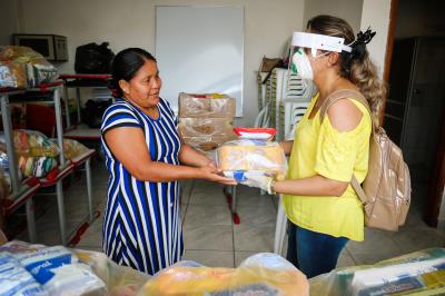 Prefeitura entrega kits merenda escolar para alunos da etnia Warao