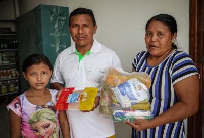 Prefeitura entrega kits merenda escolar para alunos da etnia Warao