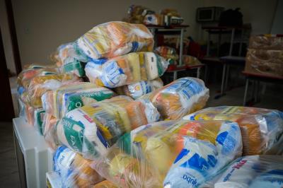Prefeitura entrega kits merenda escolar para alunos da etnia Warao