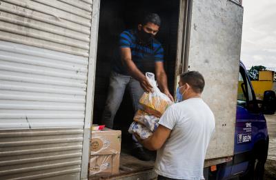 Prefeitura entrega kits merenda escolar para alunos da etnia Warao