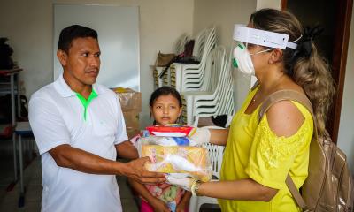 Prefeitura entrega kits merenda escolar para alunos da etnia Warao