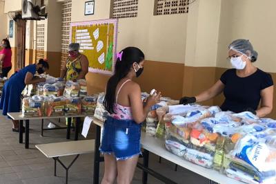 Mais sete bairros recebem os kits de merenda escolar