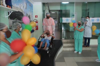 Emoção toma conta em alta de paciente de 75 anos no hospital Dom Zico