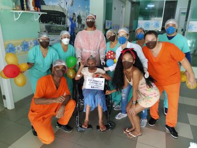 Emoção toma conta em alta de paciente de 75 anos no hospital Dom Zico
