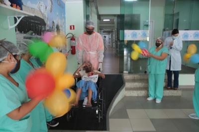 Emoção toma conta em alta de paciente de 75 anos no hospital Dom Zico