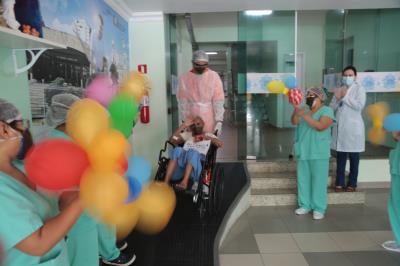 Emoção toma conta em alta de paciente de 75 anos no hospital Dom Zico