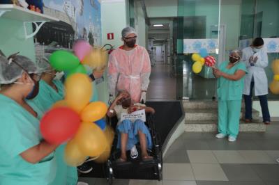 Emoção toma conta em alta de paciente de 75 anos no hospital Dom Zico