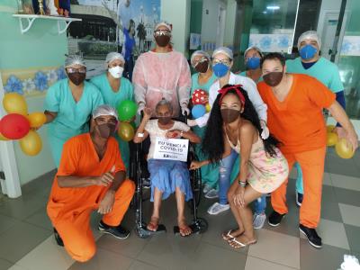 Emoção toma conta em alta de paciente de 75 anos no hospital Dom Zico