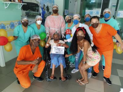 Emoção toma conta em alta de paciente de 75 anos no hospital Dom Zico