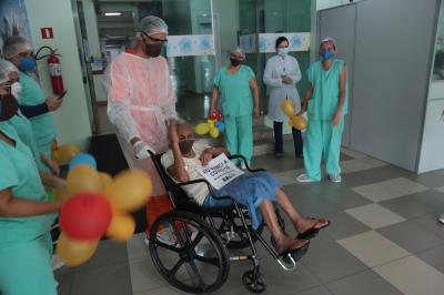 Emoção toma conta em alta de paciente de 75 anos no hospital Dom Zico