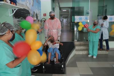 Emoção toma conta em alta de paciente de 75 anos no hospital Dom Zico