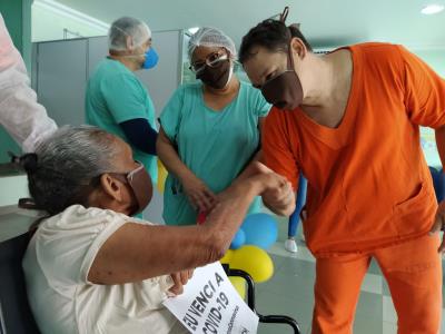 Emoção toma conta em alta de paciente de 75 anos no hospital Dom Zico