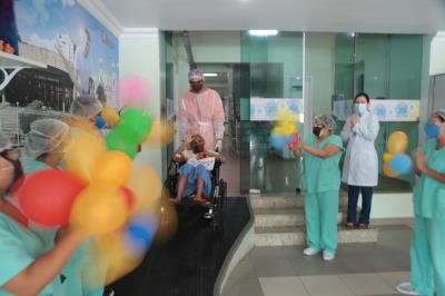 Emoção toma conta em alta de paciente de 75 anos no hospital Dom Zico