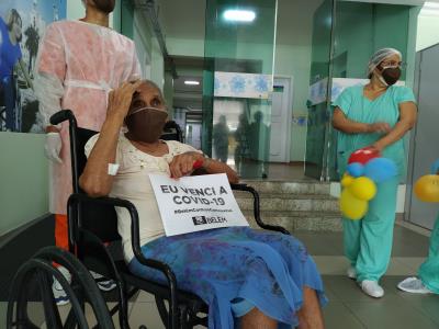 Emoção toma conta em alta de paciente de 75 anos no hospital Dom Zico