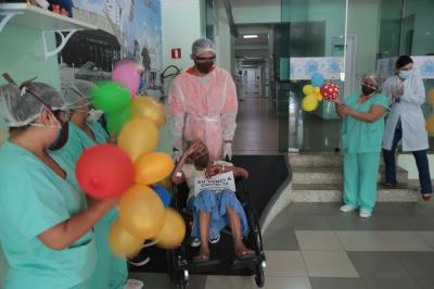 Emoção toma conta em alta de paciente de 75 anos no hospital Dom Zico