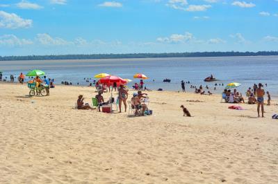 Fiscalização nas praias de Outeiro resulta em notificações e multas