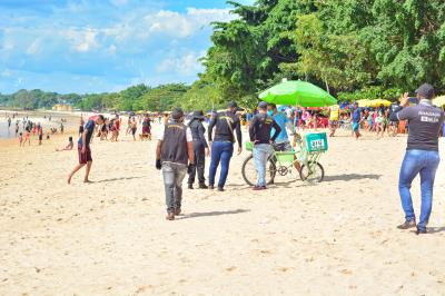 Fiscalização nas praias de Outeiro resulta em notificações e multas