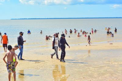 Fiscalização nas praias de Outeiro resulta em notificações e multas