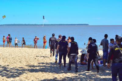 Fiscalização nas praias de Outeiro resulta em notificações e multas