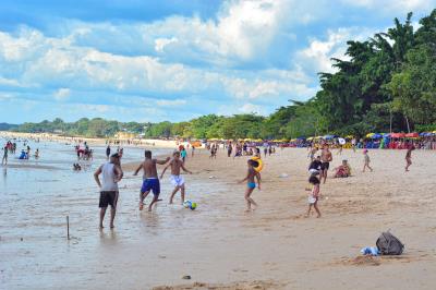 Fiscalização nas praias de Outeiro resulta em notificações e multas