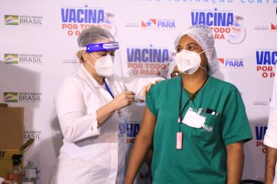 Profissional de saúde é a primeira vacinada em Belém e no estado do Pará