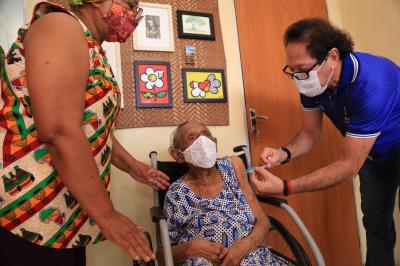 Idosos com idade acima de 85 anos começam a ser vacinados em Belém e distritos