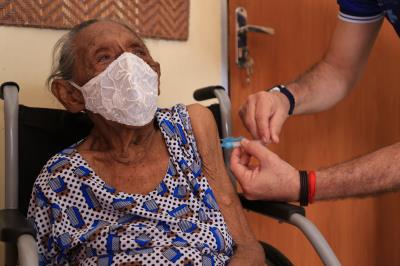 Idosos com idade acima de 85 anos começam a ser vacinados em Belém e distritos