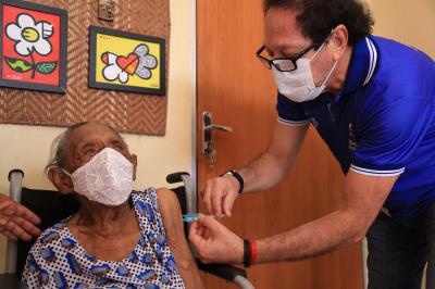 Idosos com idade acima de 85 anos começam a ser vacinados em Belém e distritos
