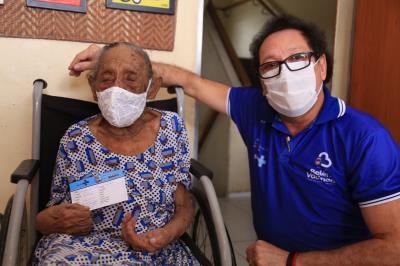 Idosos com idade acima de 85 anos começam a ser vacinados em Belém e distritos