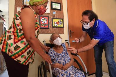 Idosos com idade acima de 85 anos começam a ser vacinados em Belém e distritos
