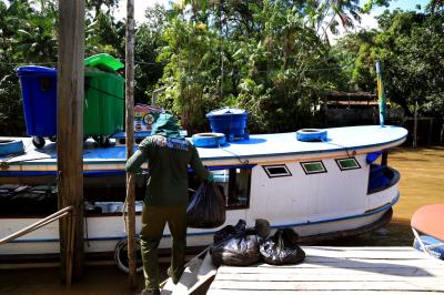 A coleta de resíduos sólidos e materiais recicláveis é retomada na ilha do Combu 