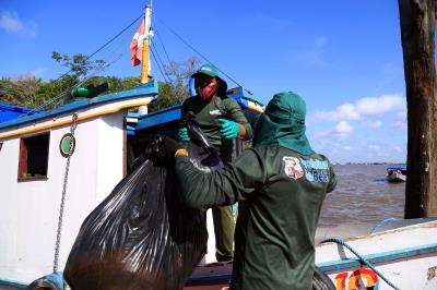 A coleta de resíduos sólidos e materiais recicláveis é retomada na ilha do Combu 