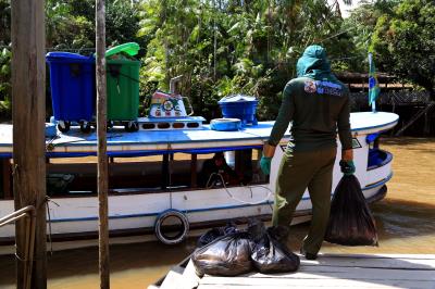 A coleta de resíduos sólidos e materiais recicláveis é retomada na ilha do Combu 