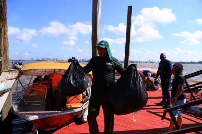 A coleta de resíduos sólidos e materiais recicláveis é retomada na ilha do Combu 