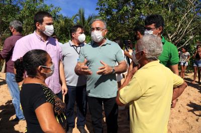 Prefeitura realiza soltura de 27 tracajás na ilha de Jutuba