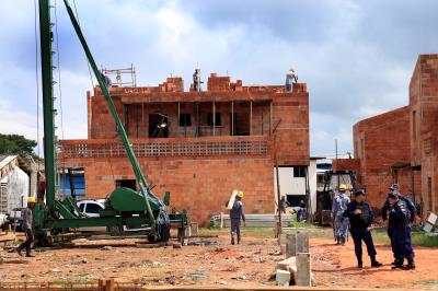 Moradores da Vila da Barca comemoram a retomada das obras