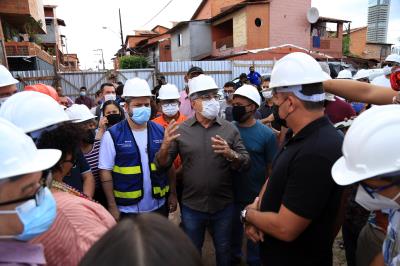 Moradores da Vila da Barca comemoram a retomada das obras