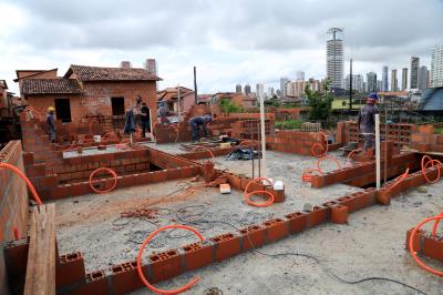 Moradores da Vila da Barca comemoram a retomada das obras