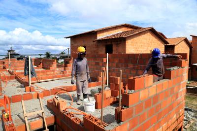 Moradores da Vila da Barca comemoram a retomada das obras