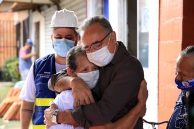 Moradores da Vila da Barca comemoram a retomada das obras