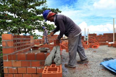Moradores da Vila da Barca comemoram a retomada das obras