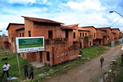Moradores da Vila da Barca comemoram a retomada das obras