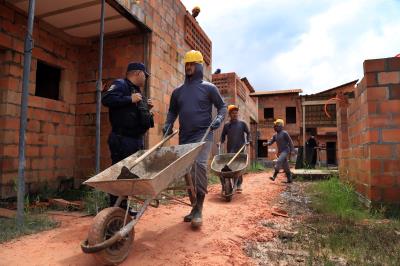 Moradores da Vila da Barca comemoram a retomada das obras