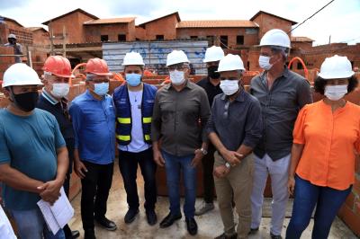 Moradores da Vila da Barca comemoram a retomada das obras