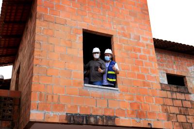 Moradores da Vila da Barca comemoram a retomada das obras