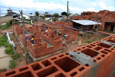 Moradores da Vila da Barca comemoram a retomada das obras