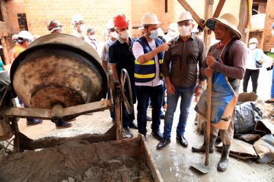 Moradores da Vila da Barca comemoram a retomada das obras